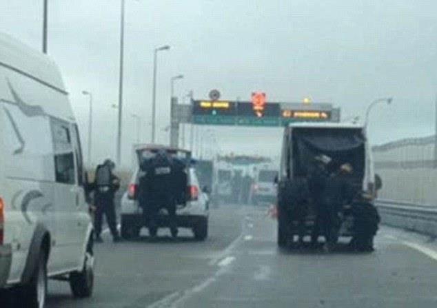 „F*** the UK” – zamieszki w porcie w Calais, imigranci próbowali wedrzeć się na promy