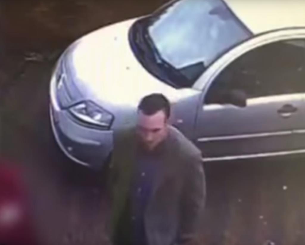 Oszust wyszukuje ogłoszenia na Gumtree i kradnie ludziom telefony w ich własnych domach