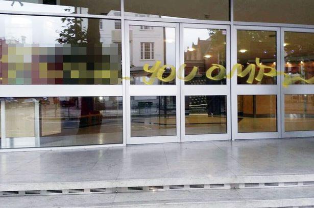 Obraźliwe graffiti na budynku Polskiego klubu POSK w Londynie