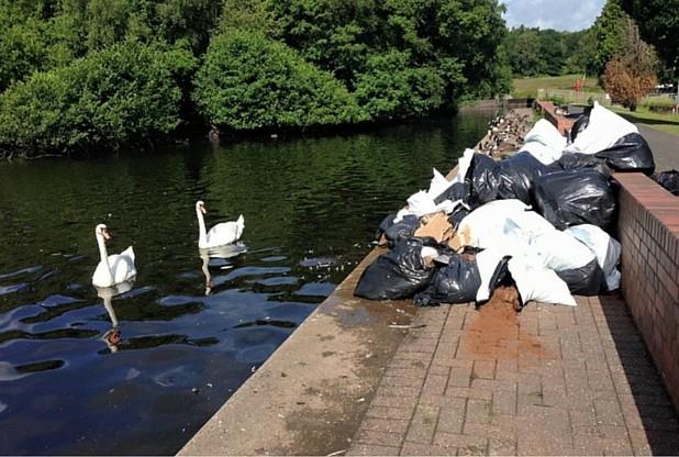 Trwają poszukiwania osoby, która nielegalnie porzuciła śmieci w Sutton Park