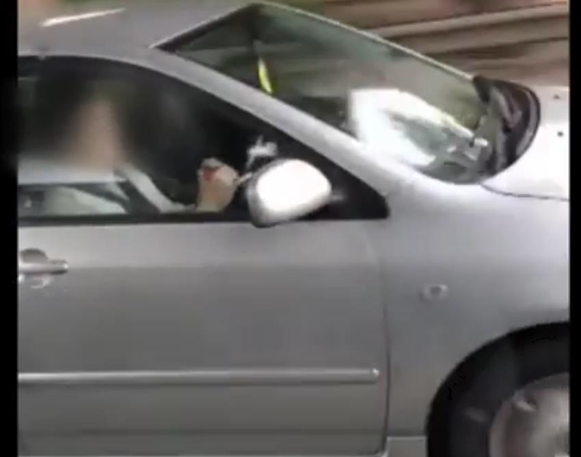 Kobieta prowadziła samochód układając jedocześnie kostkę Rubika