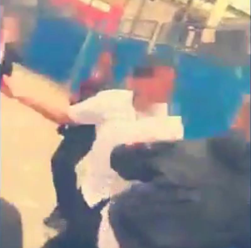 Bójka w szkole w West Bromwich – uczeń zaatakowany przez 20-osobwą grupę