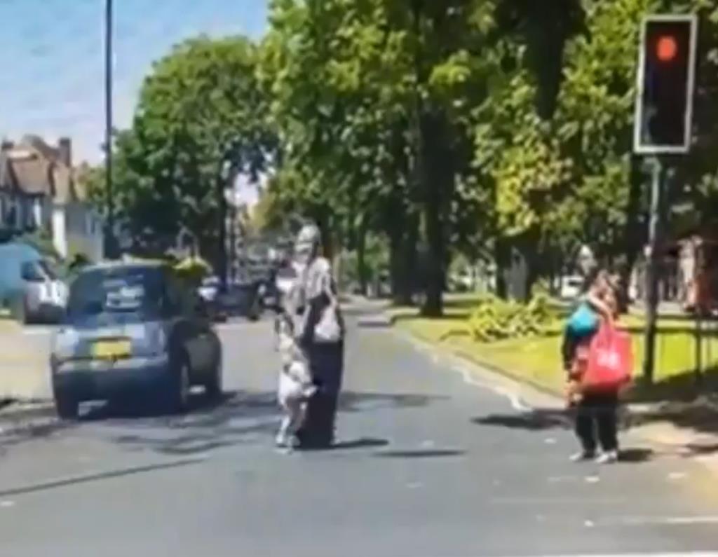 Kierowca, który nie zatrzymał się na czerwonym świetle prawie potrącił matkę z dzieckiem