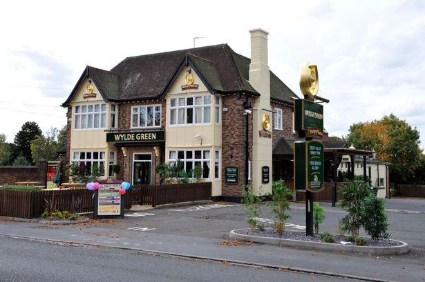 Złodzieje sterroryzowali pracowników i okradli sejf pubu w Wylde Green