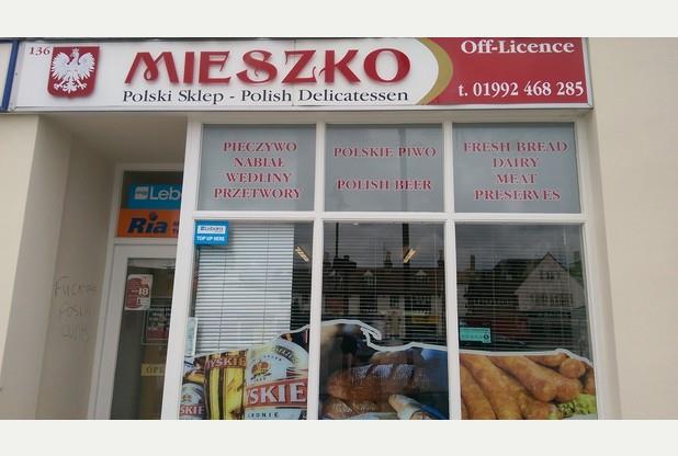 Obrażający Polaków napis na sklepie w Hoddesdon