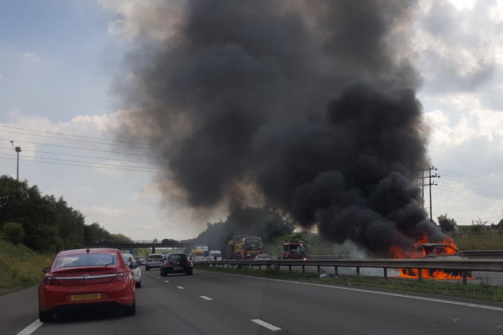 Samochód stanął w płomieniach na M42