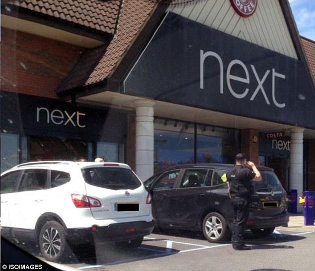 Kobieta zostawiła dziecko w rozgrzanym samochodzie, a sama poszła na zakupy