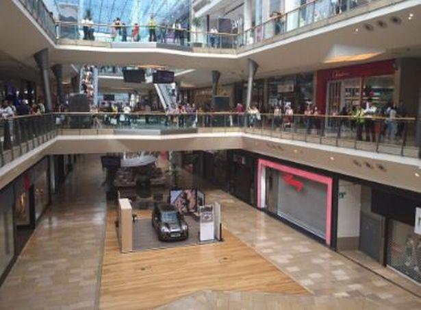 Mężczyzna spadł z najwyższego piętra w centrum handlowym Bullring