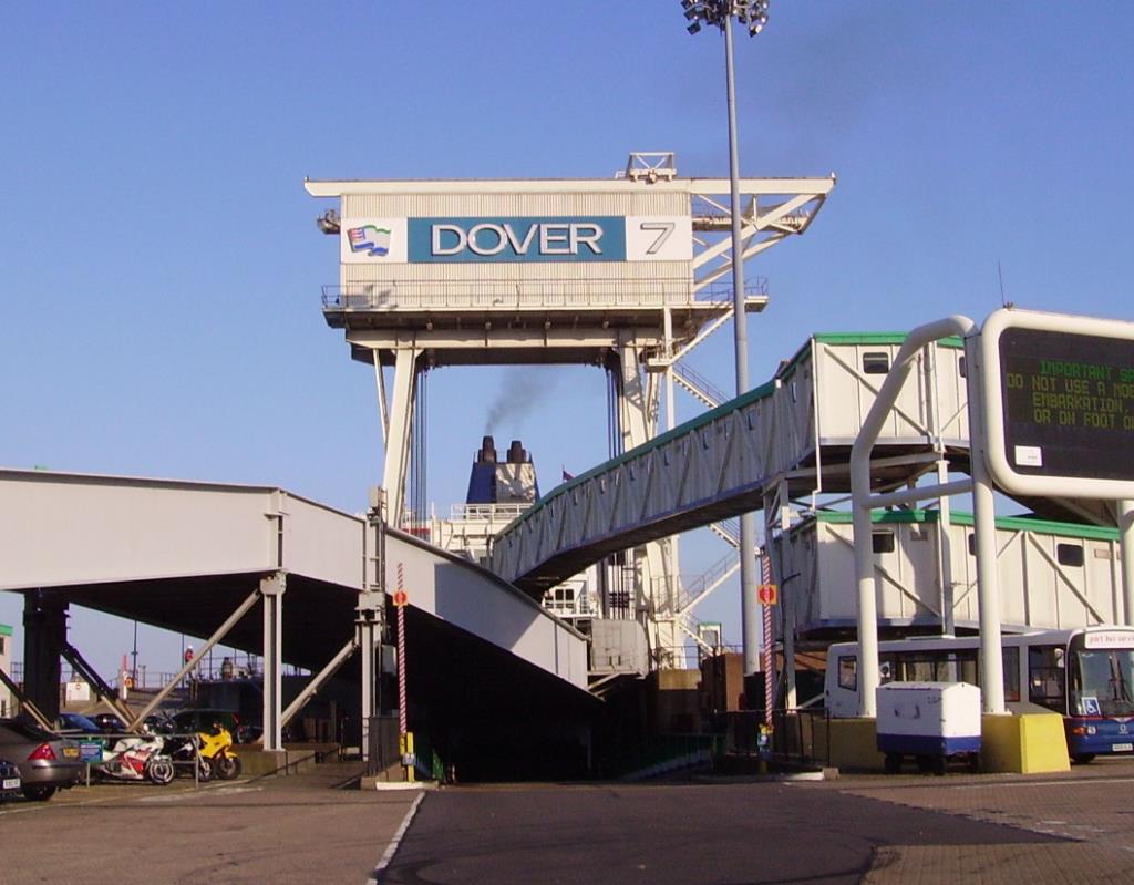 Ogromne kolejki przed portem w Dover i opóźnienia w obsłudze pasażerów