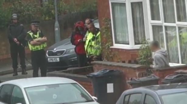 Mężczyzna uzbrojony w nóż groził, że zrobi sobie krzywdę w Small Heath