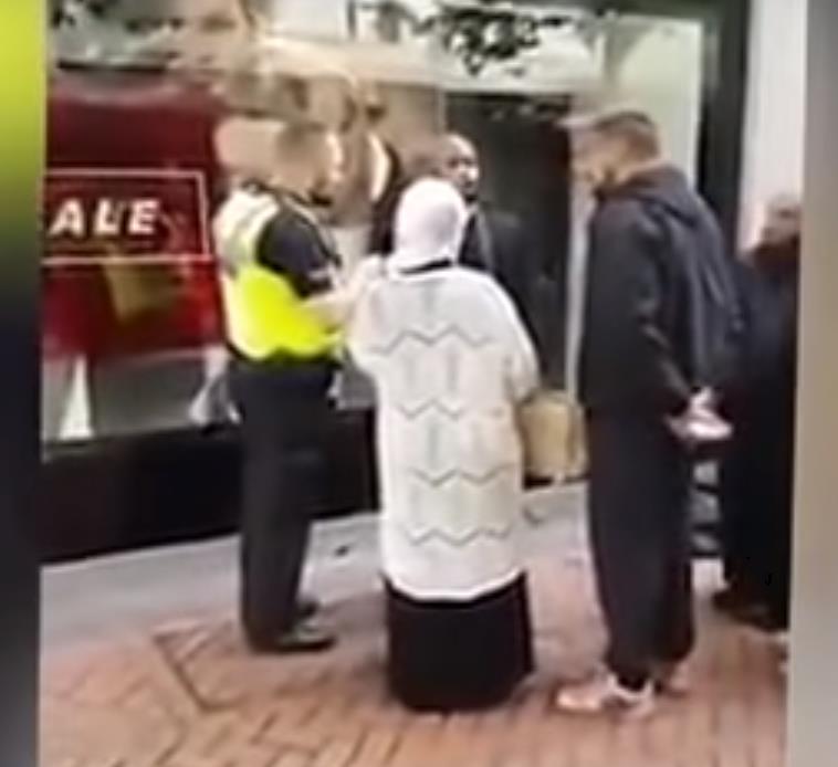 Islamski kaznodzieja skarcił kobietę bo miała na sobie obcisłe dżinsy