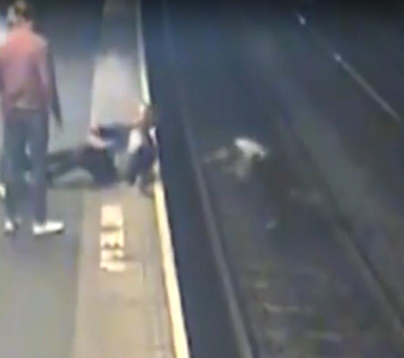 Bójka na dworcu w Birmingham – mężczyzna spadł na tory