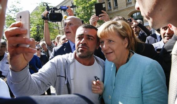 Merkel ma zachęcać szefów dużych firm do zatrudniania imigrantów