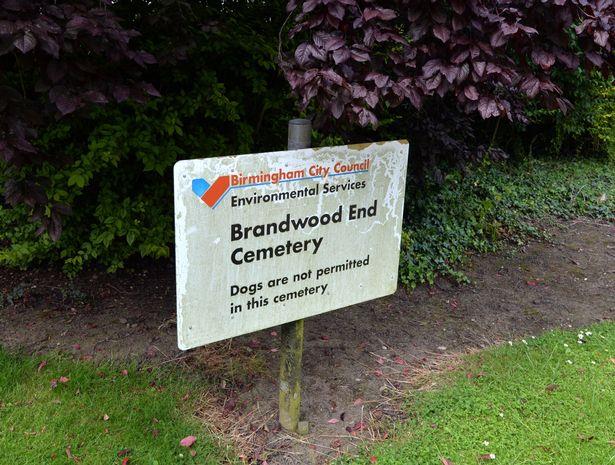 Policja przekopała grób w poszukiwaniu broni