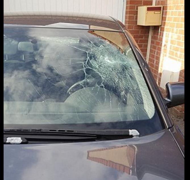 Uzbrojeni imigranci niszczą samochody kierowców, którzy utknęli w korkach w Calais