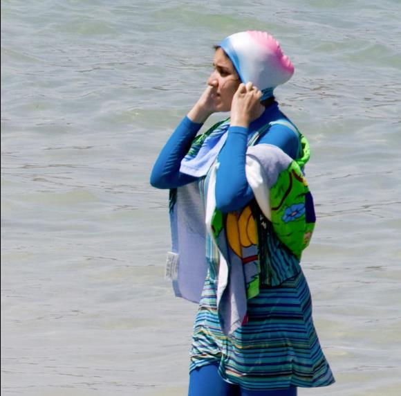 Francja broni lokalnych zakazów burkini na plażach
