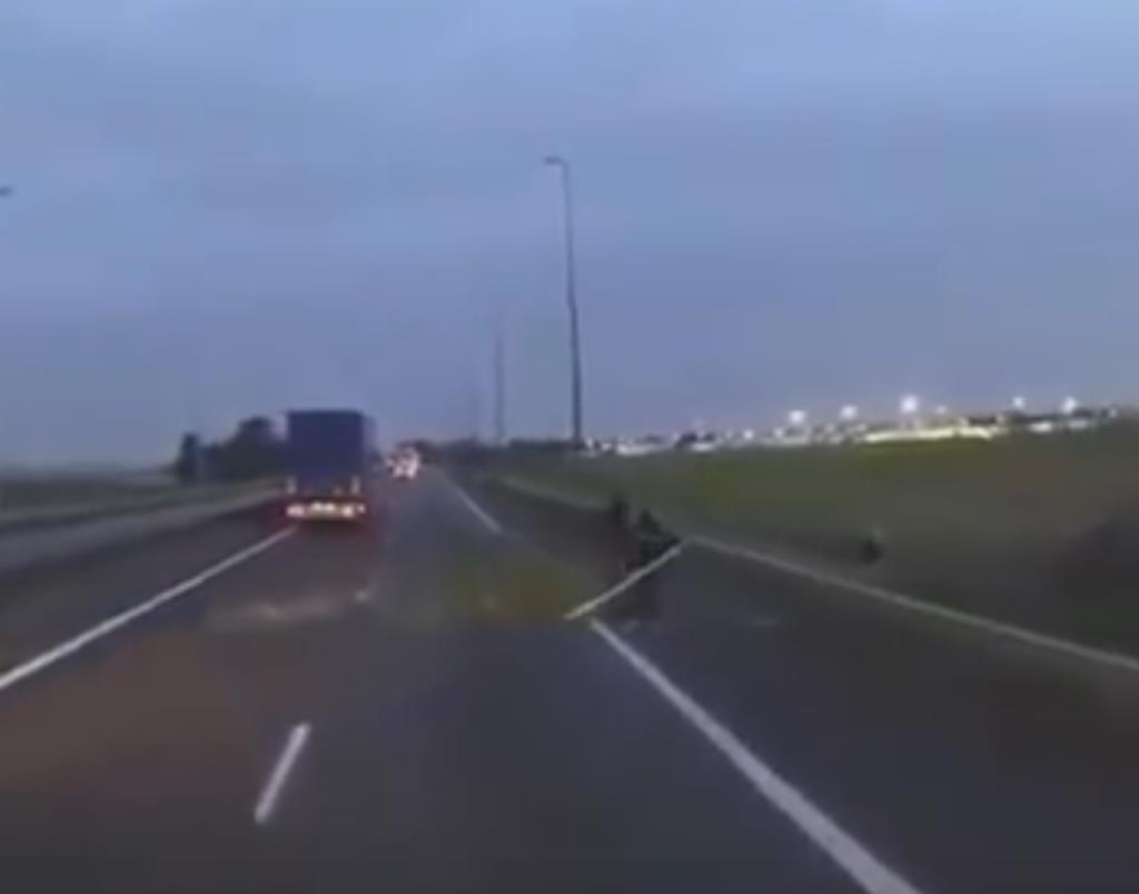 Polscy kierowcy atakowani kamieniami i kijami przez imigrantów w Calais