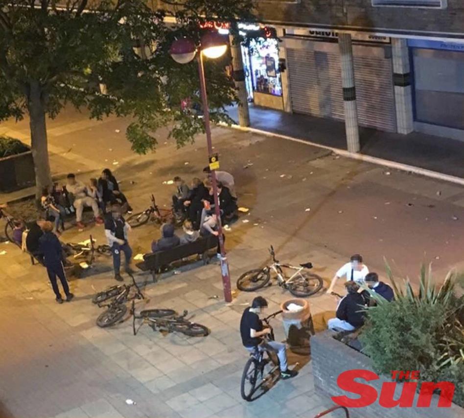 Grupa nastolatków, chwilę przed tym jak zamordowali Polaka