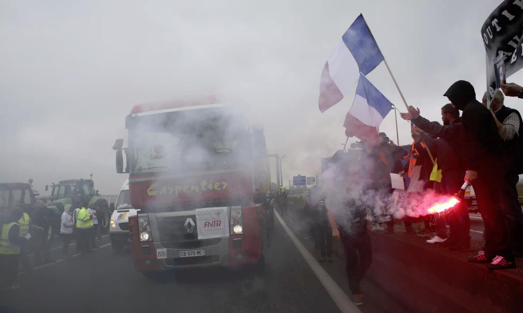 Protest kierowców ciężarówek w porcie w Calais: ”Mamy dosyć imigrantów”