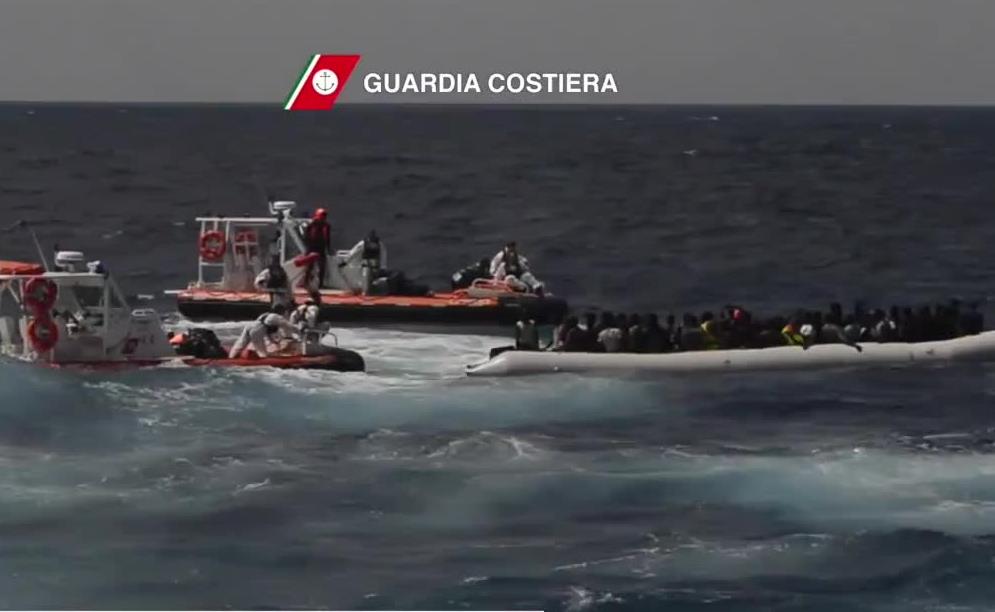 350 uchodźców z Afryki uratowanych przez włoską straż przybrzeżną