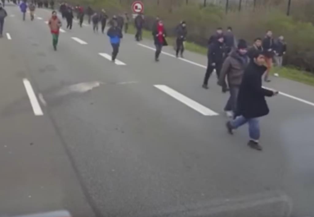 Kara więzienia dla węgierskiego kierowcy, który bronił się w Calais przed imigrantami