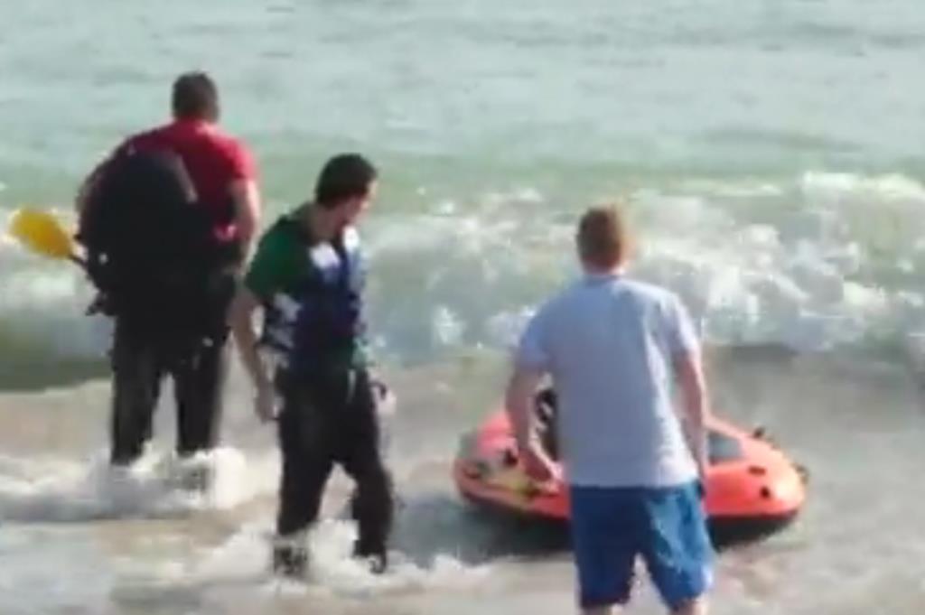 Uchodźcy na pontonach płyną do brytyjskiej plaży! Co na to Brytyjczycy?