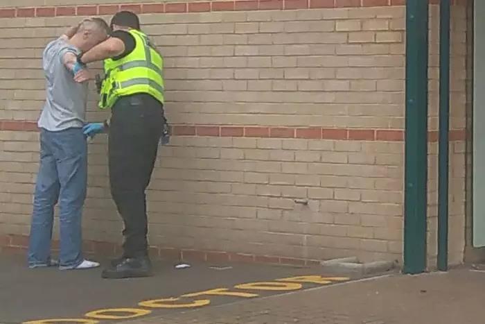 Polak przedawkował witaminy, dostał halucynacji i biegł po ulicy uzbrojony w dwa noże