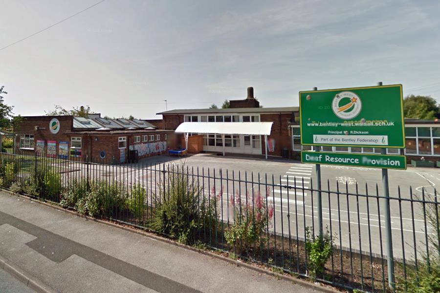 Dwóch uczniów uciekło ze szkoły przez dziurę w płocie