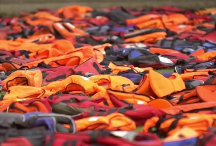 Tysiące kamizelek ratunkowych przed Pałacem Westminsterskim. Hołd dla uchodźców, którzy utonęli