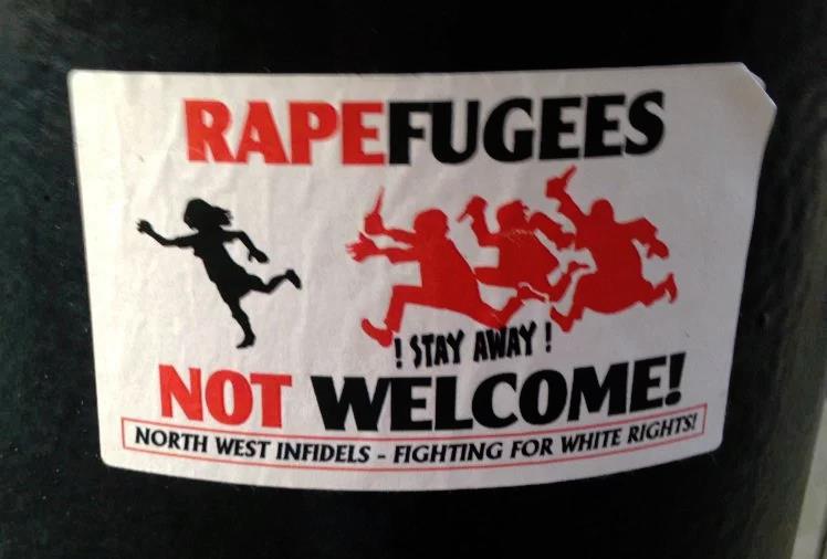 „Rapefugees not welcome” – takie plakaty na angielskich ulicach