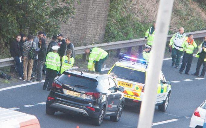 Policja znalazła szesnastu nielegalnych imigrantów w ciężarówce na M1