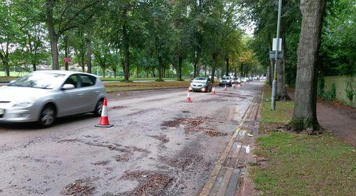 Wyciek z rury kanalizacyjnej na Bristol Road – poważne utrudnienia w ruchu