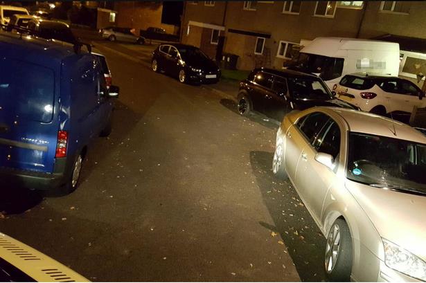 Źle zaparkowane samochody zablokowały wyjazd karetki pogotowia