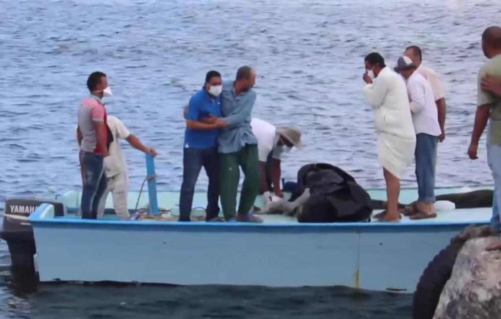 Wyciągają z morza kolejne ciała uchodźców. Już ponad 200 ofiar katastrofy łodzi u wybrzeży Egiptu