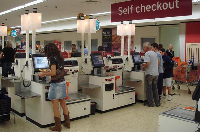 Mężczyzna okradał Tesco skanując marchewki zamiast jabłek