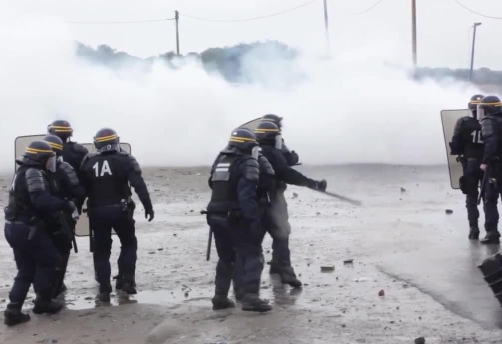 3 policjantów ranionych w zamieszkach. Starli się z imigrantami w Calais