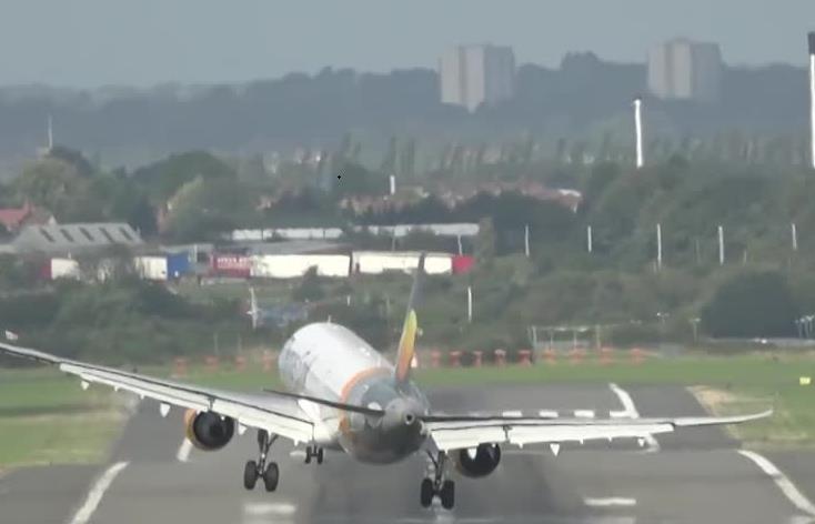 Nieudana próba lądowania airbusa w czasie wichury w Birmingham