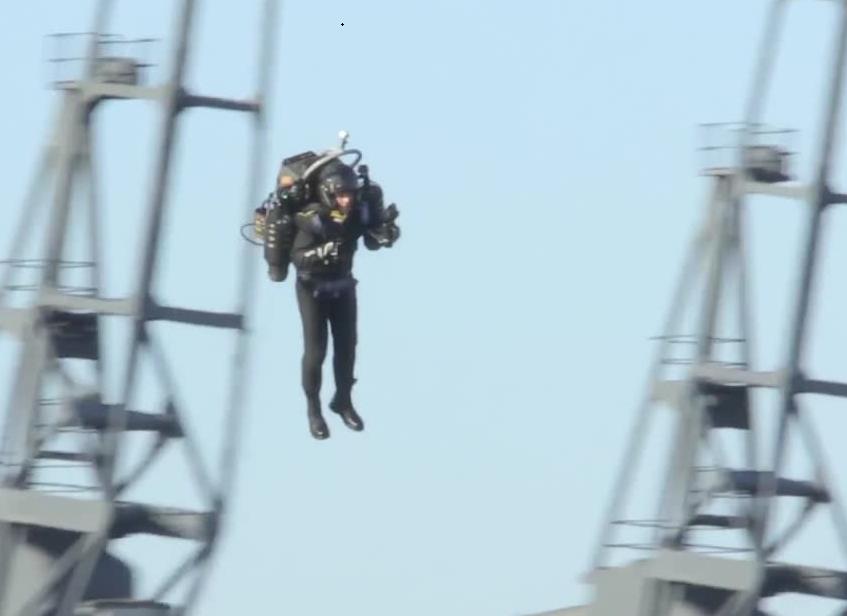 Latająca kamizelka nad Tamizą w Londynie. Nowy wynalazek dla Brytyjczyków