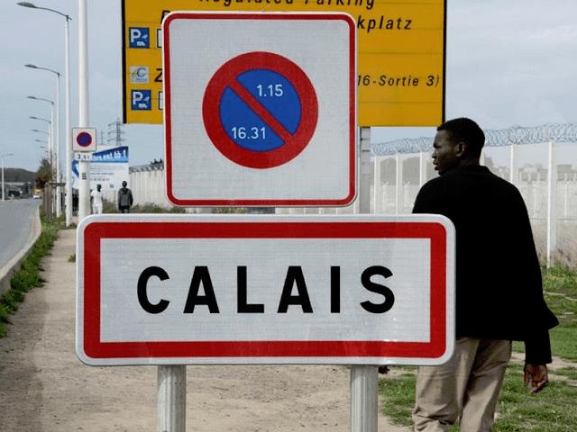 Brytyjczyk śmiertelnie potrącił imigranta blokującego mu drogę w Calais