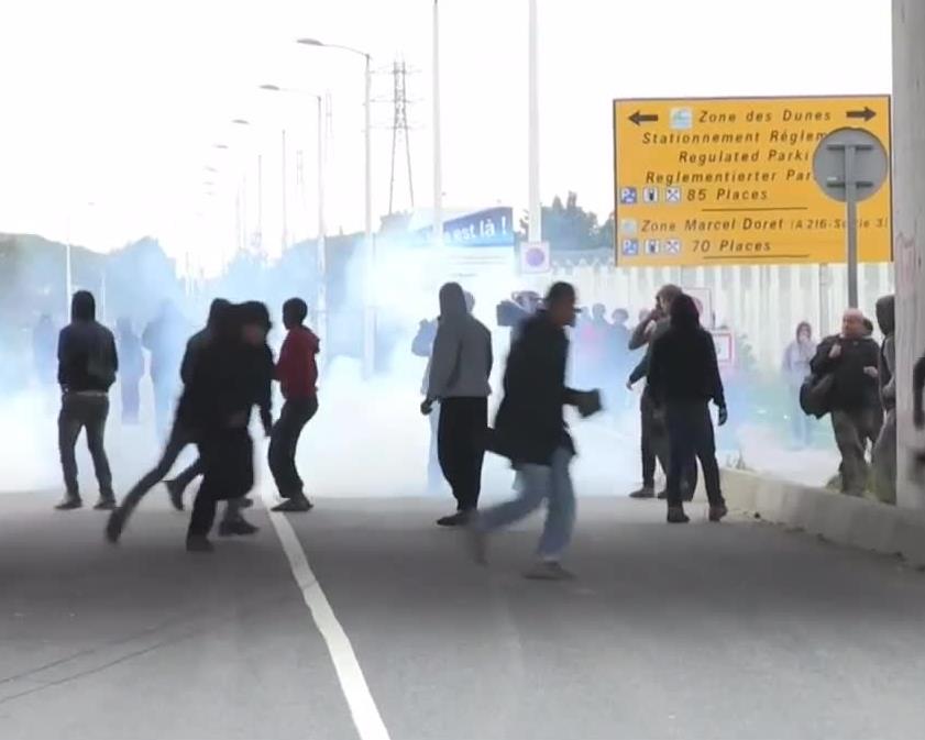 Imigranci próbowali wedrzeć się do ciężarówek w Calais