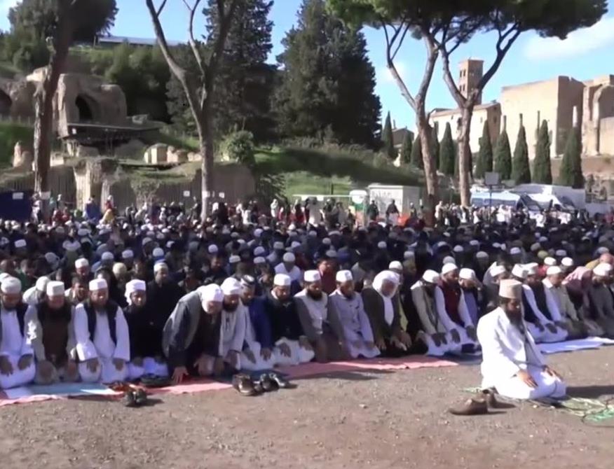 Kilkuset muzułmanów modliło się przed rzymskim Koloseum o budowę meczetu