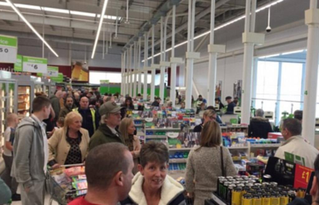 Awaria czytników kart płatniczych w Asdzie – sklepy sieci pogrążone w chaosie