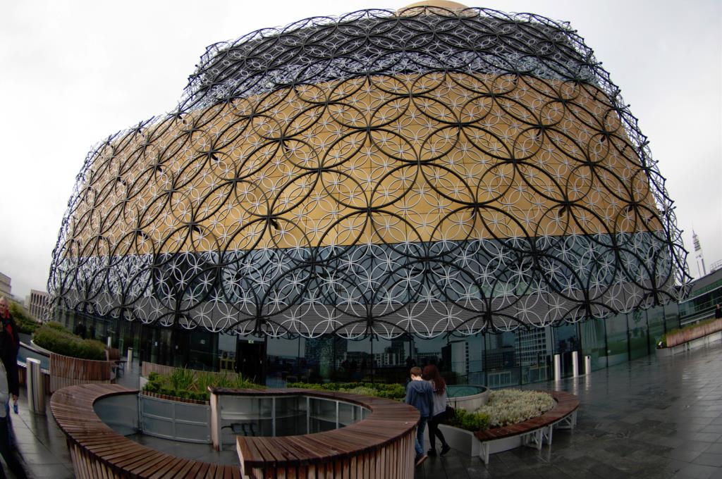 Kobieta spadła z budynku Library of Birmingham