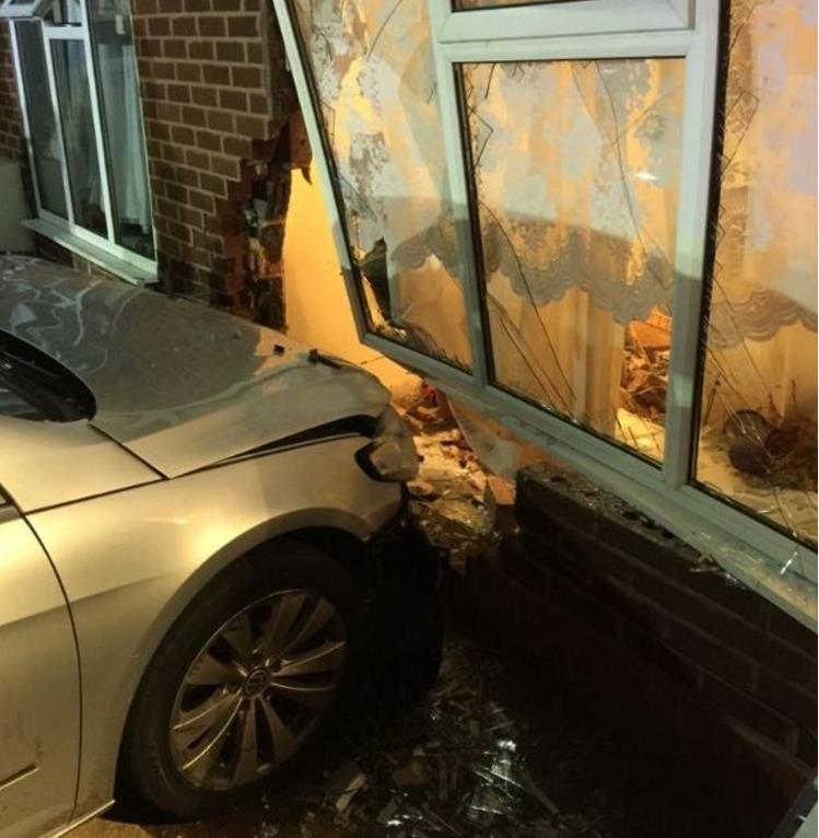 Samochód wjechał w dom w Handsworth Wood