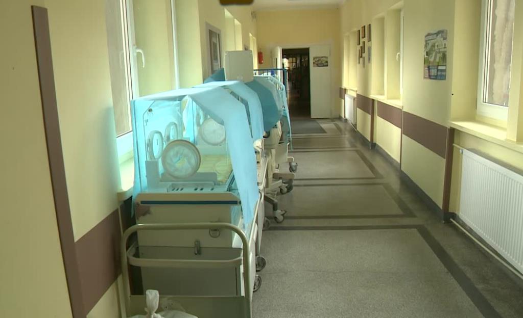 Pęknięta czaszka i siniaki. Niemowlę trafiło do szpitala, rodzice zatrzymani