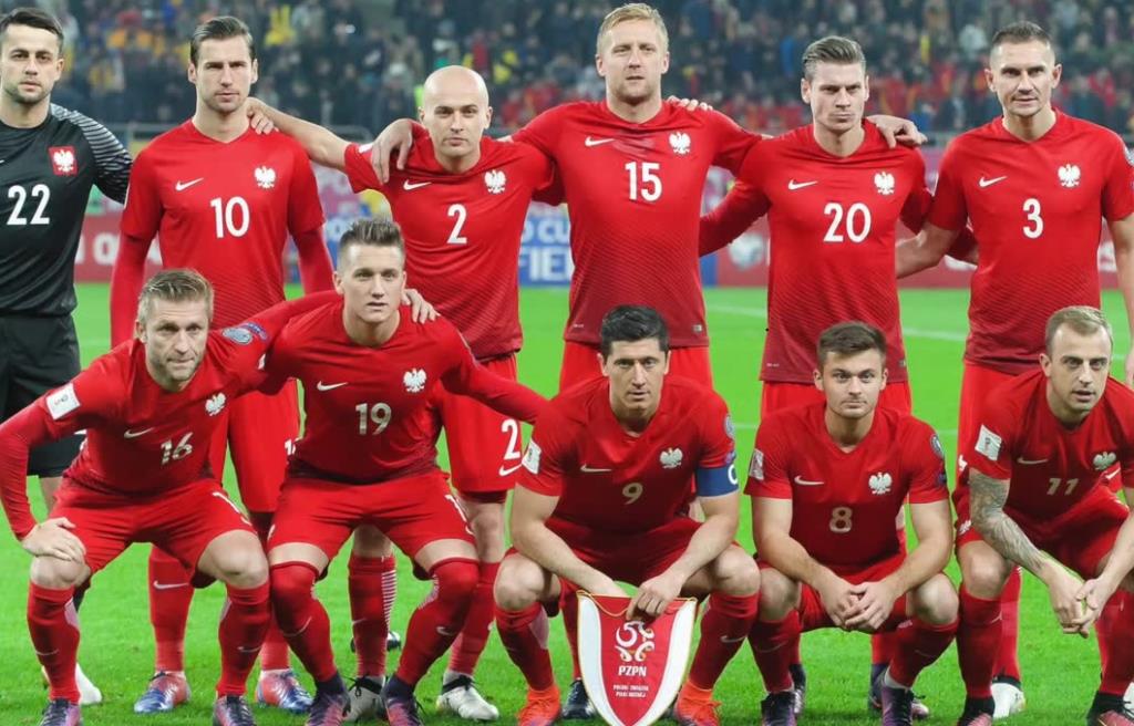 Mimo wybuchających rac, biało-czerwoni pokonali Rumunię 3:0