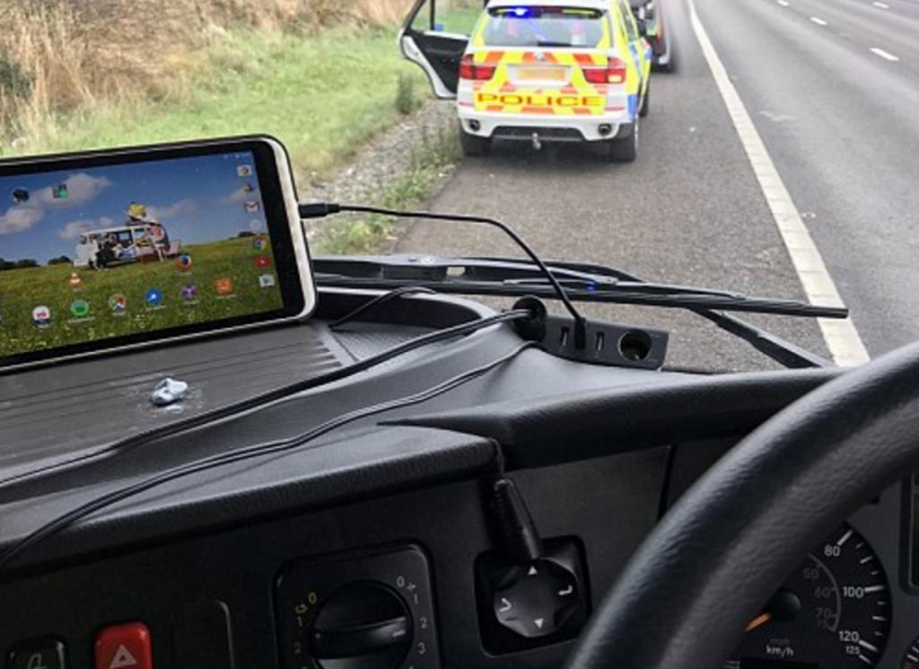 Kierowca ciężarówki zatrzymany za oglądanie filmów podczas jazdy