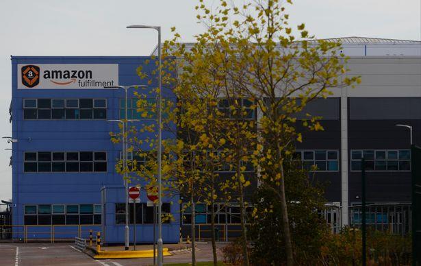 Pożar w magazynie Amazon: policja aresztowała dwie osoby podejrzane o podłożenie ognia