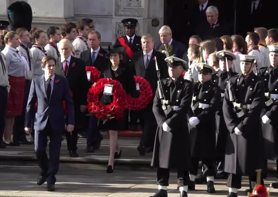 Londyn ubrany w czerwone maki. Królowa Elżbieta i Theresa May złożyły wieńce pod Kenotafem