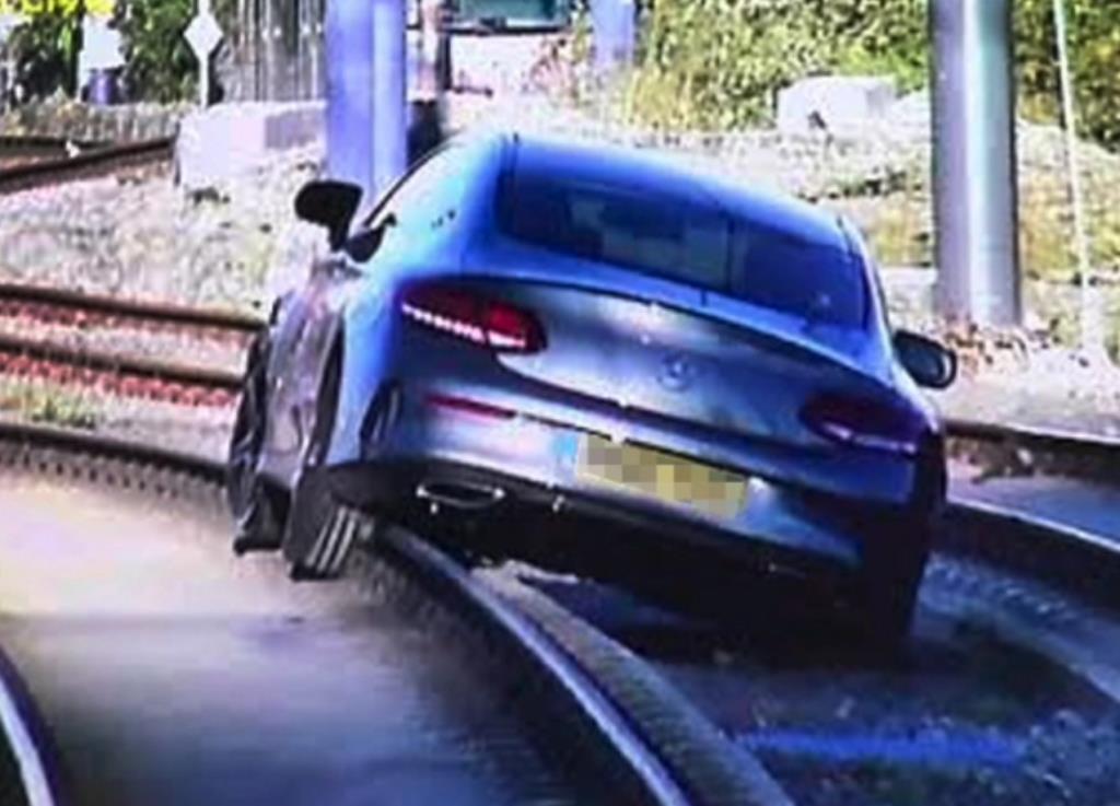 Pijany mężczyzna wjechał nowym mercedesem na tory tramwajowe w Birmingham